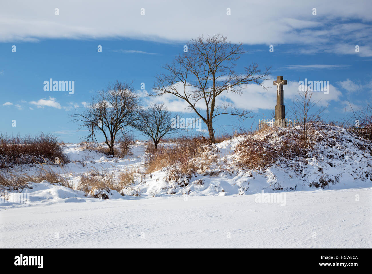 Slowakei - das Kreuz im Winter Ladscape in der Nähe von Sebechleby Dorf. Stockfoto