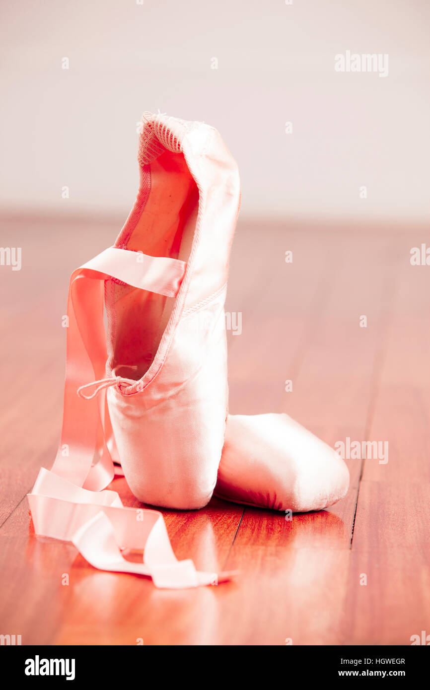 Ballet Schuh auf einem Holzfußboden. Stockfoto