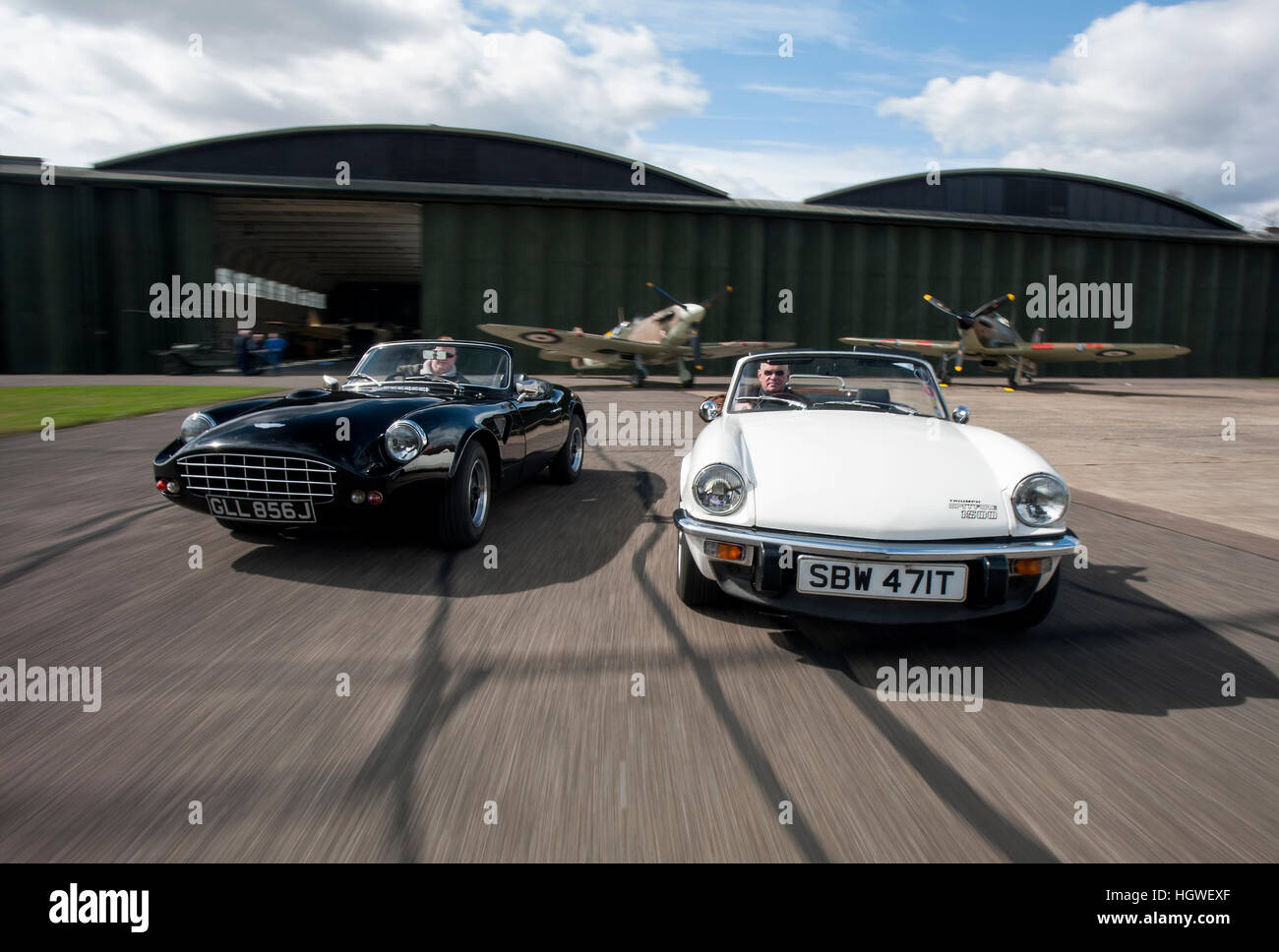 Vincent Hurricane - Triumph aufgrund geringer Lautstärke Auto- und Triumph Spitfire klassischen britischen Sportwagen mit WW2 Kampfflugzeuge Stockfoto
