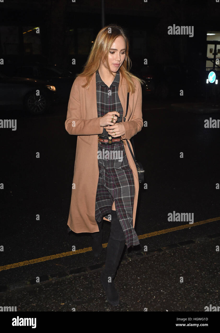 Suki Waterhouse und Mary Berry gesehen verlassen St Luke's-Kirche in London nach Charlie Waller Memorial Trust Weihnachtslieder.  Mitwirkende: Suki Waterhouse wo: London, Vereinigtes Königreich bei: 12. Dezember 2016 Stockfoto