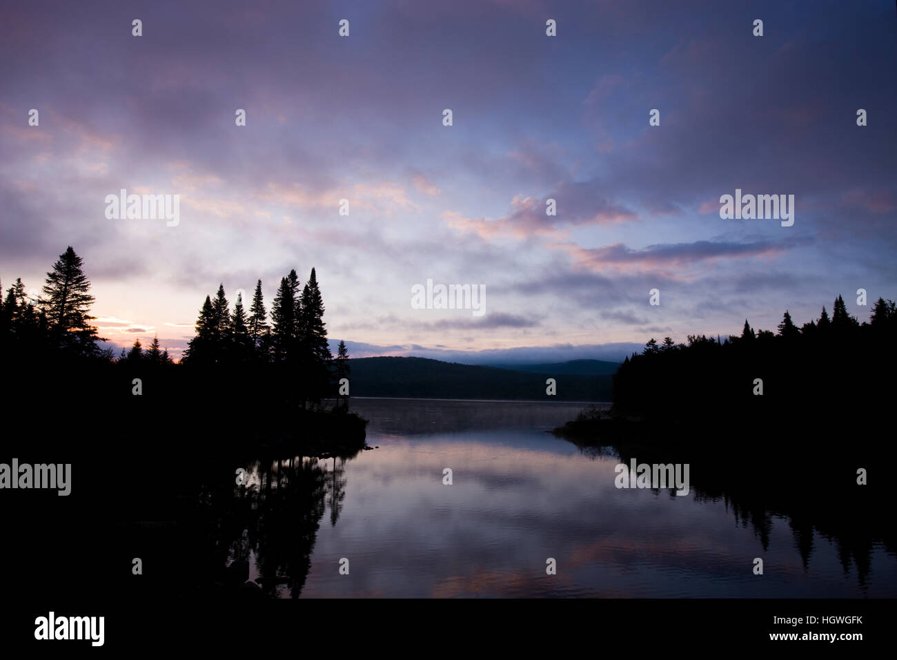 Morgendämmerung auf zweiten Connecticut Lake in Pittsburg, New Hampshire. Stockfoto