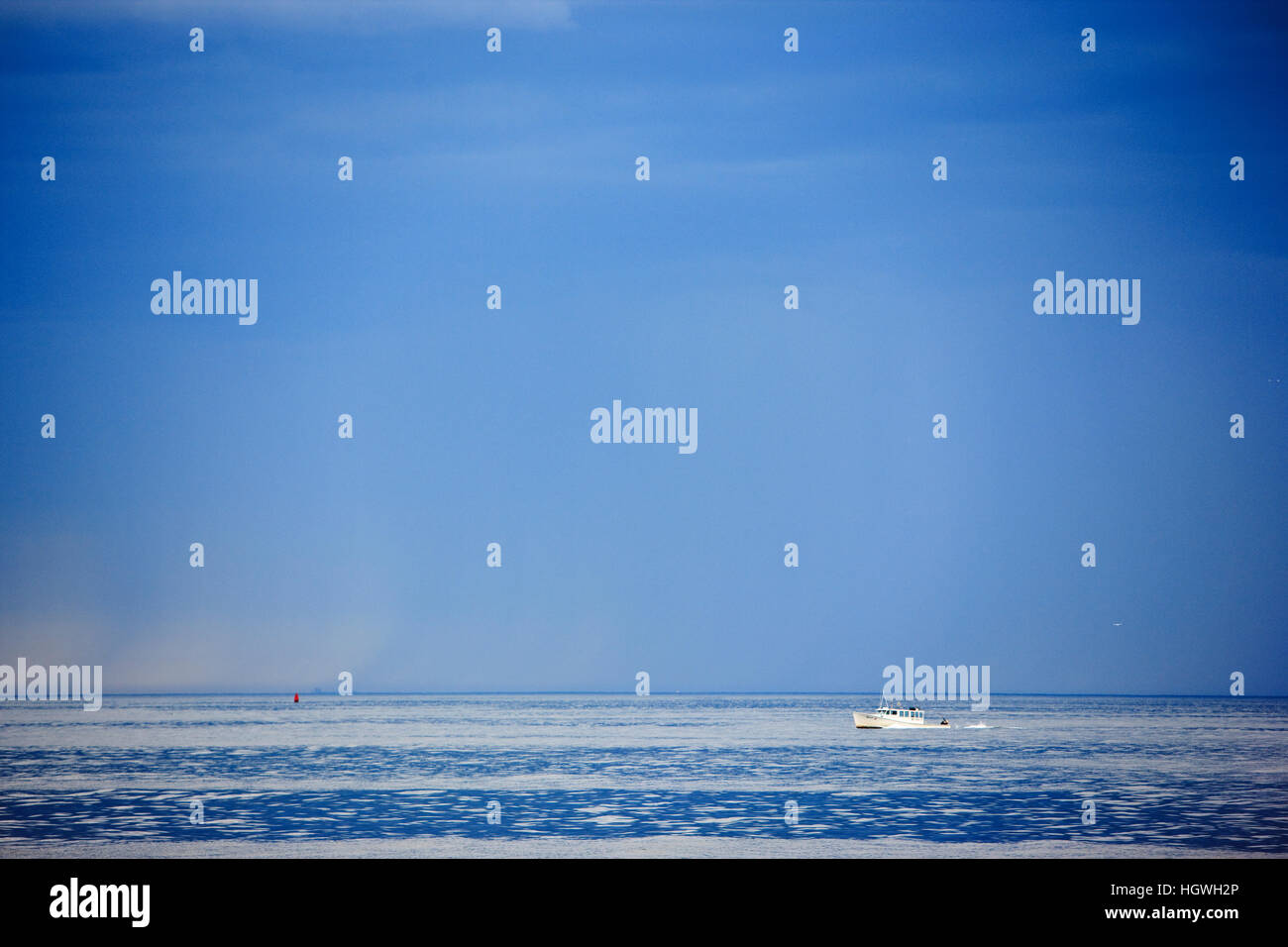 Regen fällt auf den Atlantischen Ozean über Jeffreys Kante in den Golf von Maine.  Von der Küste von New Hampshire. Stockfoto