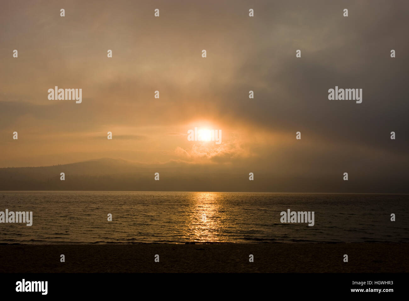 Die Sonne brennt durch den Nebel am Lake Sunapee State Beach in Newbury, New Hampshire. Stockfoto