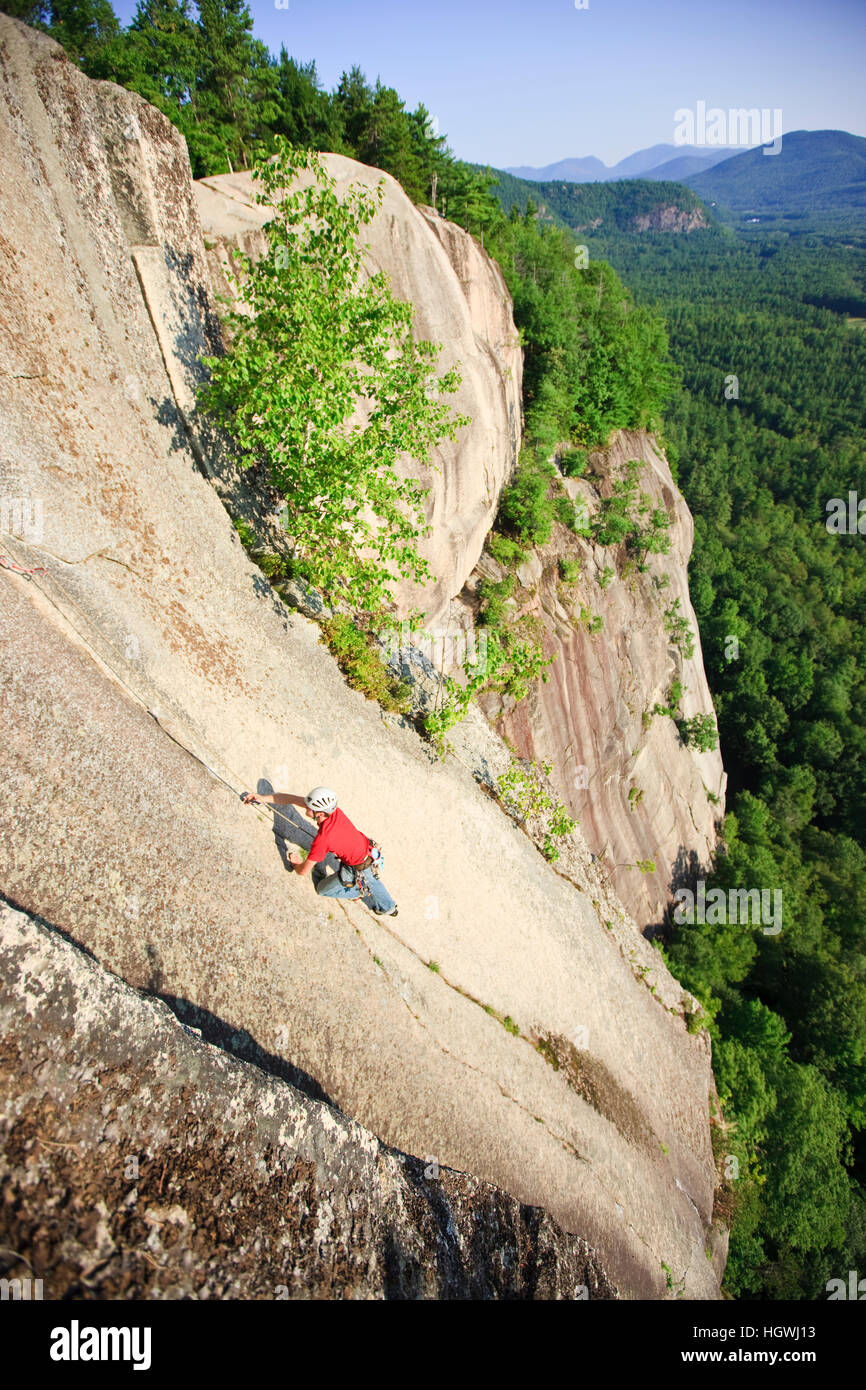 Ein Mann klettert 'Top of Bug' auf Kathedrale Felsvorsprung.  Echo Lake State Park in North Conway, New Hampshire.  White Mountains. Stockfoto