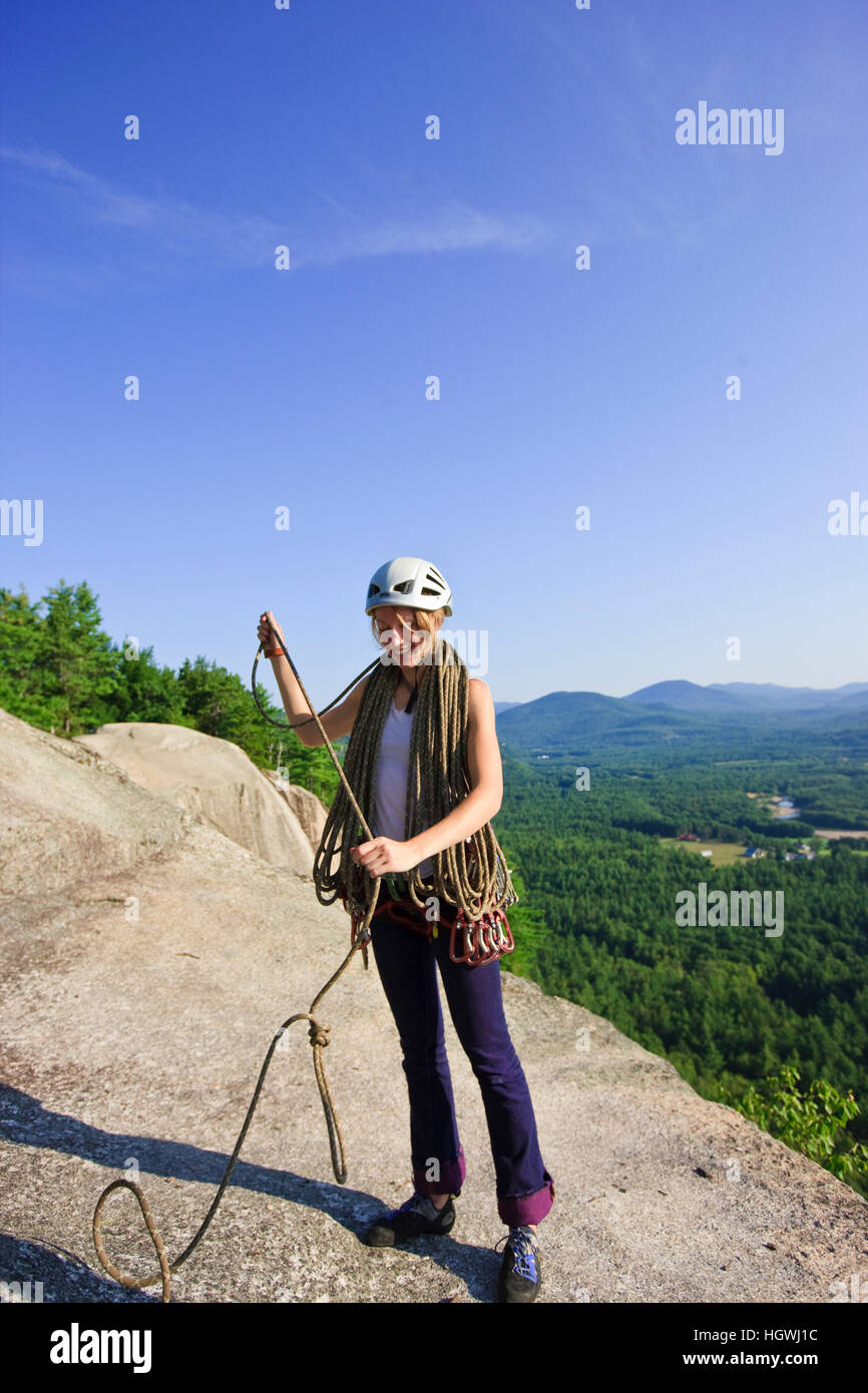 Eine sammelt ein Klettern das Seil nach einem Aufstieg auf Kathedrale Felsvorsprung.  Echo Lake State Park in North Conway, New Hampshire.  White Mountains. Stockfoto