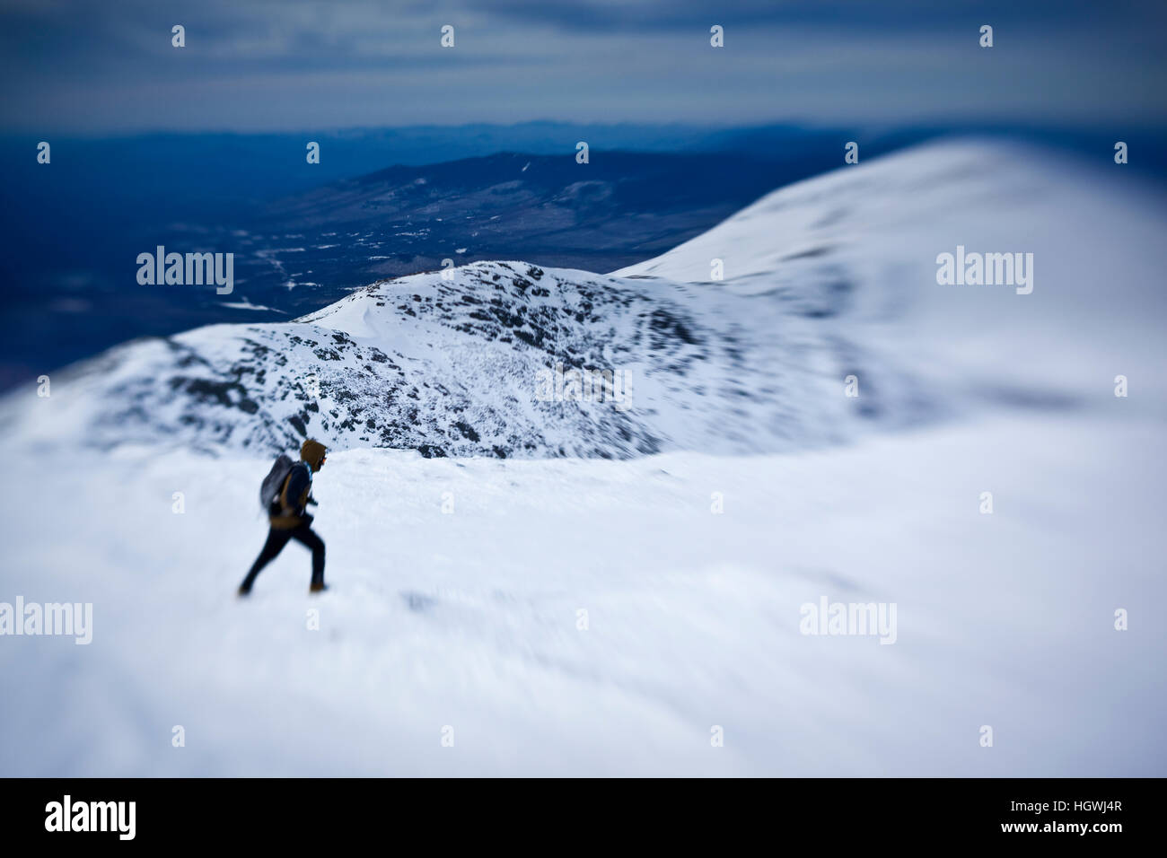 Ein Fotograf in der Nähe des Gipfels des Mount Washington in New Hampshire White Mountains. Winter. Stockfoto