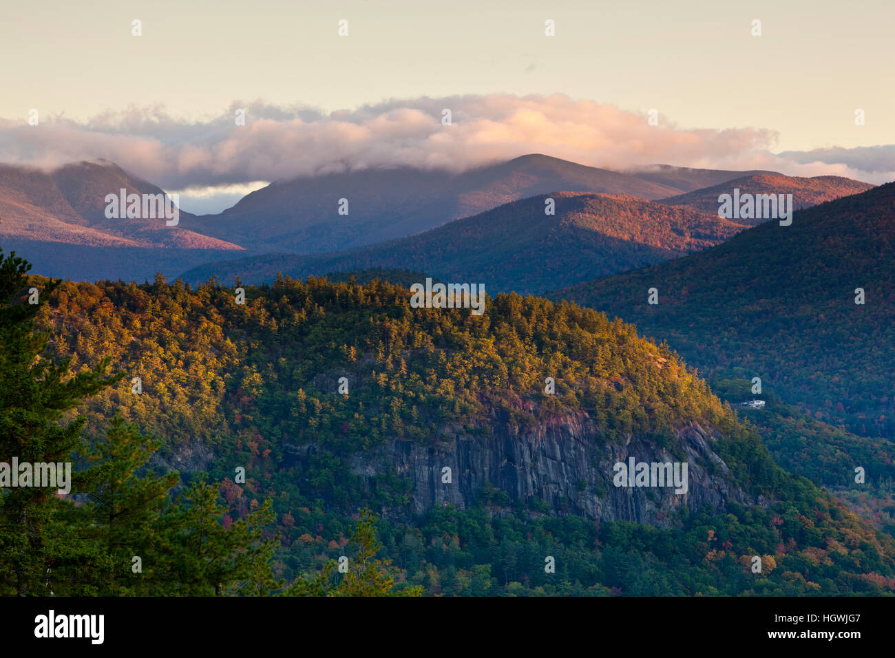 Pinkham Kerbe und Mount Washington Tal von Cathedral Ledge in Echo Lake State Park, North Conway, New Hampshire gesehen. Stockfoto