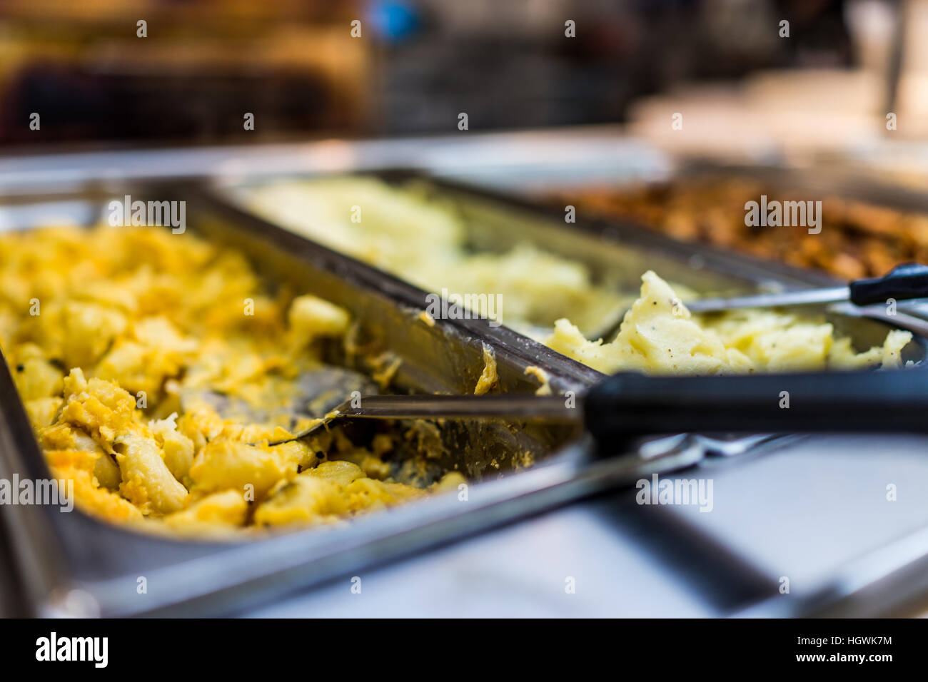 Self-Service-Mac und Käse am Buffet mit Schaufel Stockfoto