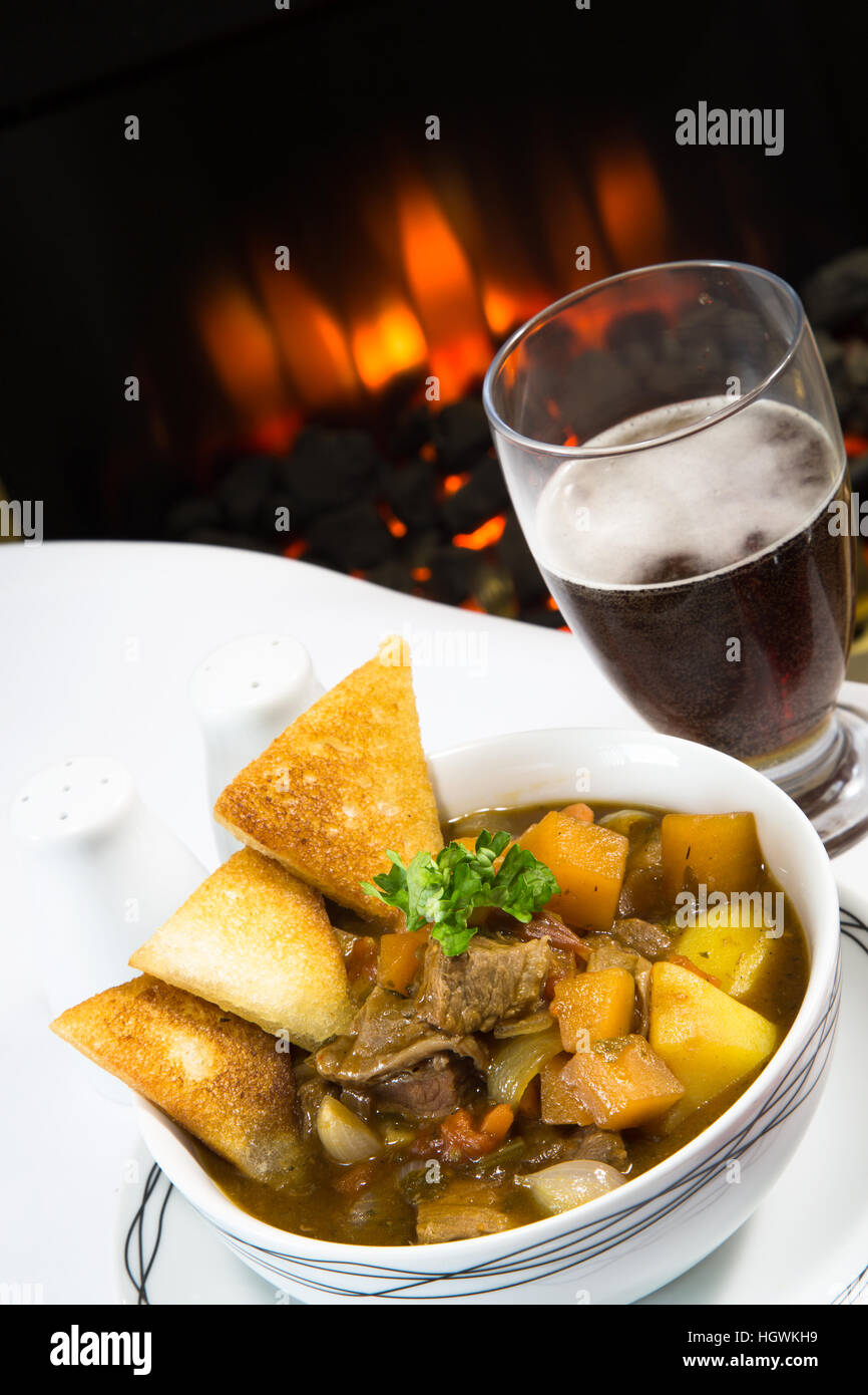 Eine englisches Pub/Restaurant Schüssel Beef Casserole serviert mit geröstetem Brot Croutons. Stockfoto