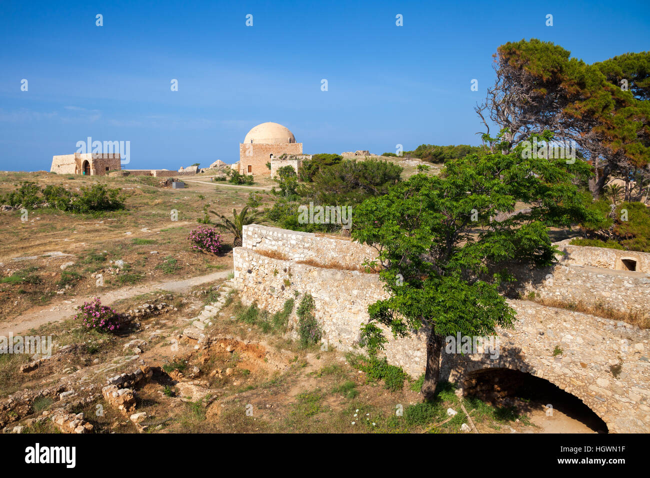 Blick auf die Fortezza Zitadelle, Rethymno, Kreta, Griechenland, mit Moschee von Sultan Ibrahim im Hintergrund Stockfoto