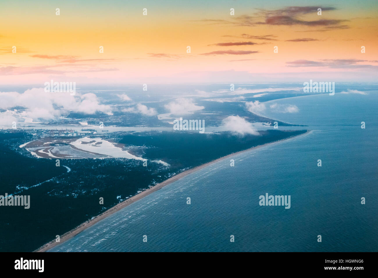 Westliche Dwina mündet in die Ostsee. Fluss trennt den Norden und Kurzeme Bezirk von Riga, Lettland. Blick aus dem Flugzeugfenster. Sonnenuntergang Sonnenaufgang Ov Stockfoto