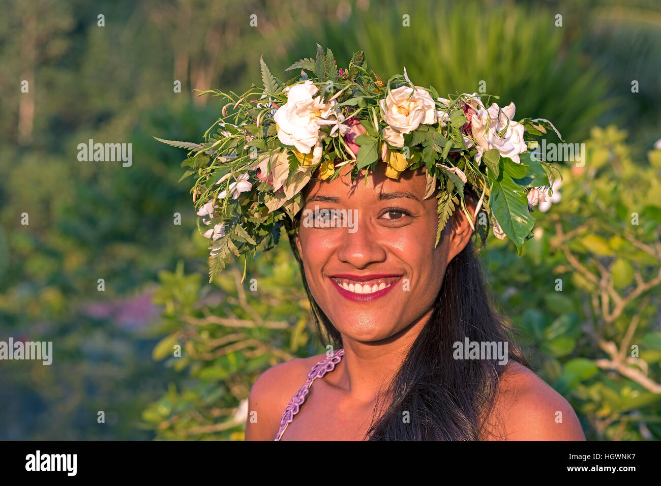 Junge Frau mit Blumen Kranz, Porträt, Raiatea, Französisch-Polynesien Stockfoto