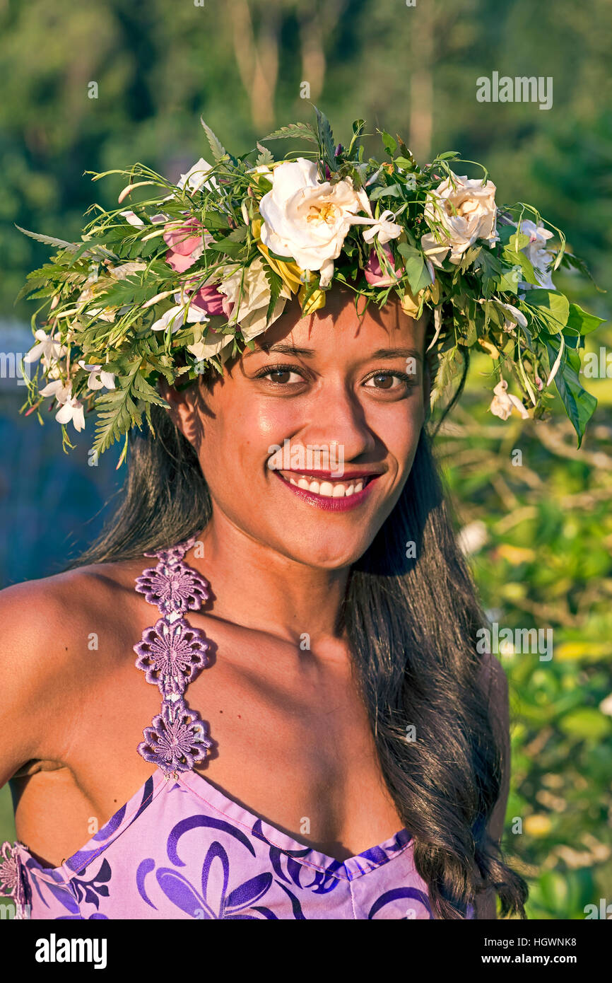 Junge Frau mit Blumen Kranz, Porträt, Raiatea, Französisch-Polynesien Stockfoto