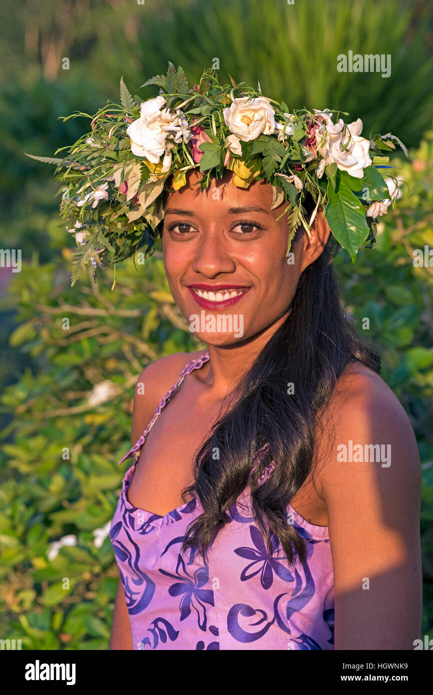 Junge Frau mit Blumen Kranz, Porträt, Raiatea, Französisch-Polynesien Stockfoto