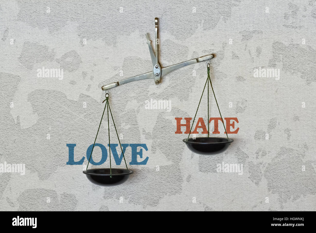 Worte von Liebe und Hass und ein Gleichgewicht auf hellem Hintergrund Stockfoto