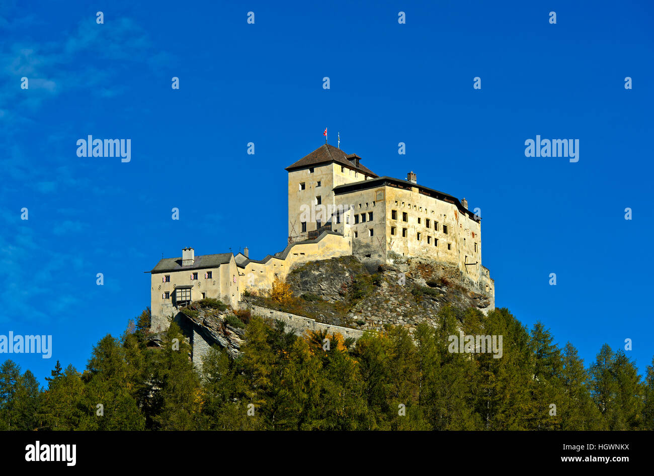 Senken Sie Schloss Tarasp, Tarasp, Scuol, Engadin, Kanton Graubünden, Schweiz Stockfoto