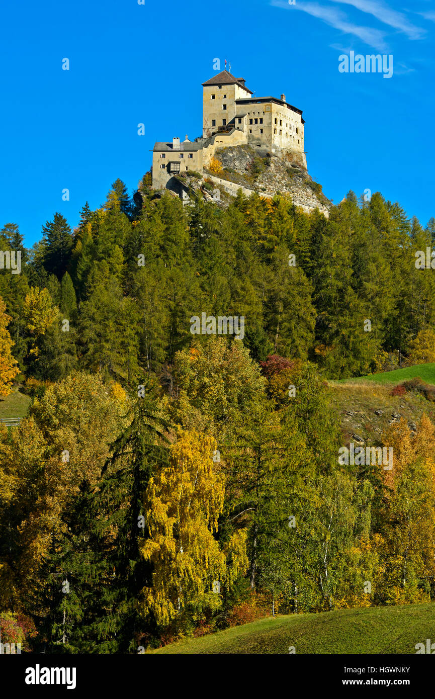 Herbstliche Landschaft mit Schloss Tarasp, Tarasp, Scuol, Unterengadin, Graubünden, Schweiz Stockfoto