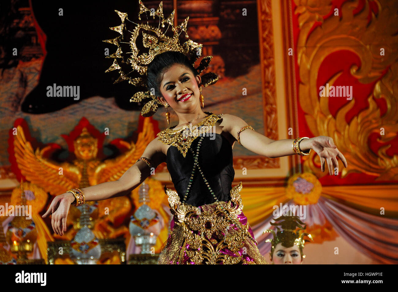 Tänzerin, Bühnen-Performance der Könige Geburtstag, Bangkok, Thailand Stockfoto