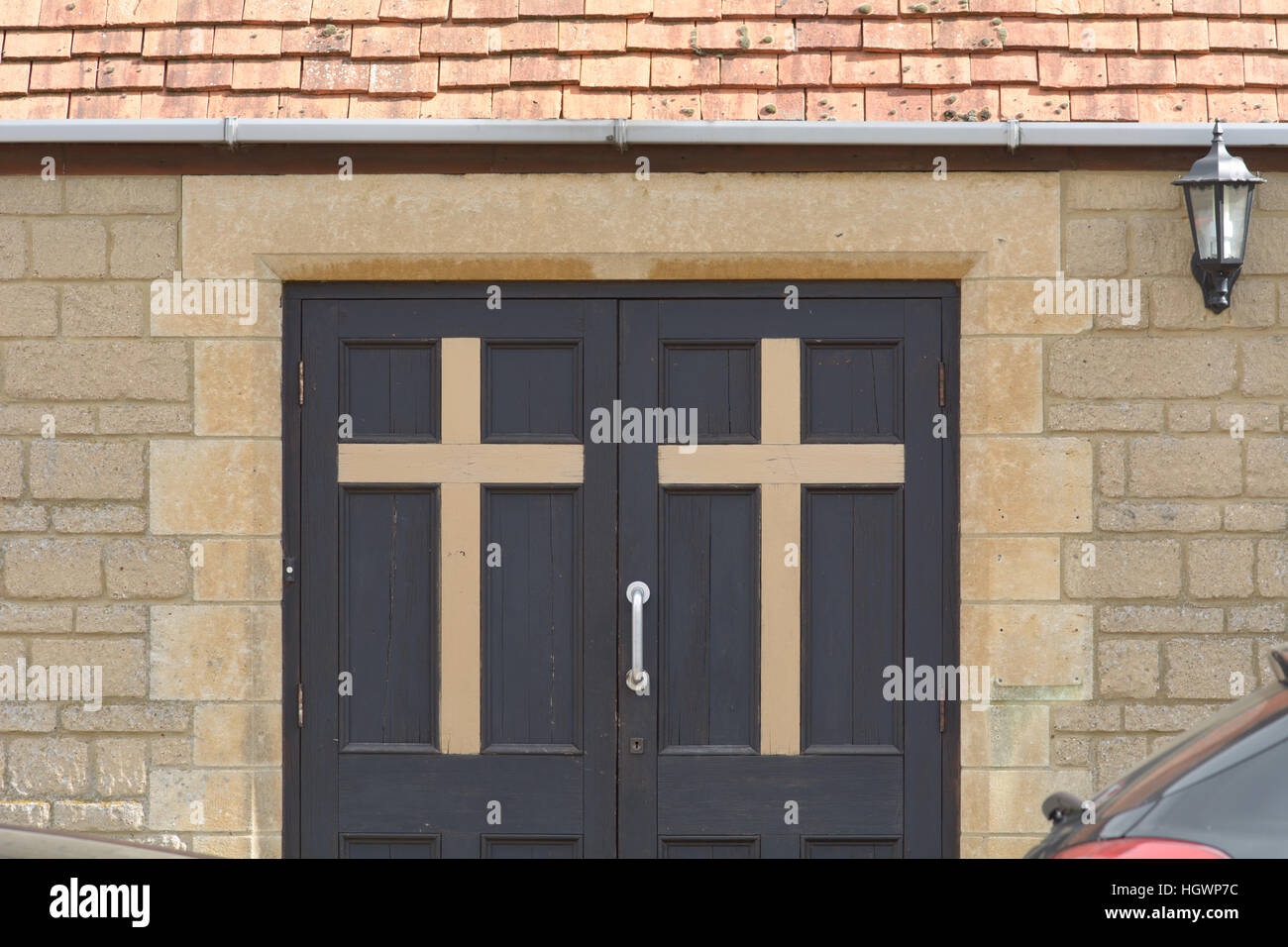 Christliche Kreuze Intarsien in Tür zur Kirche Stockfoto