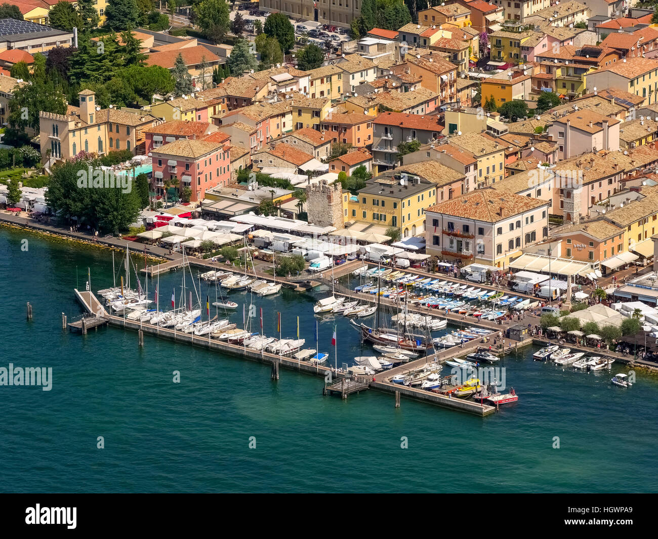 Marina mit Segelbooten, Bardolino, Gardasee, Veneto, Italien Stockfoto