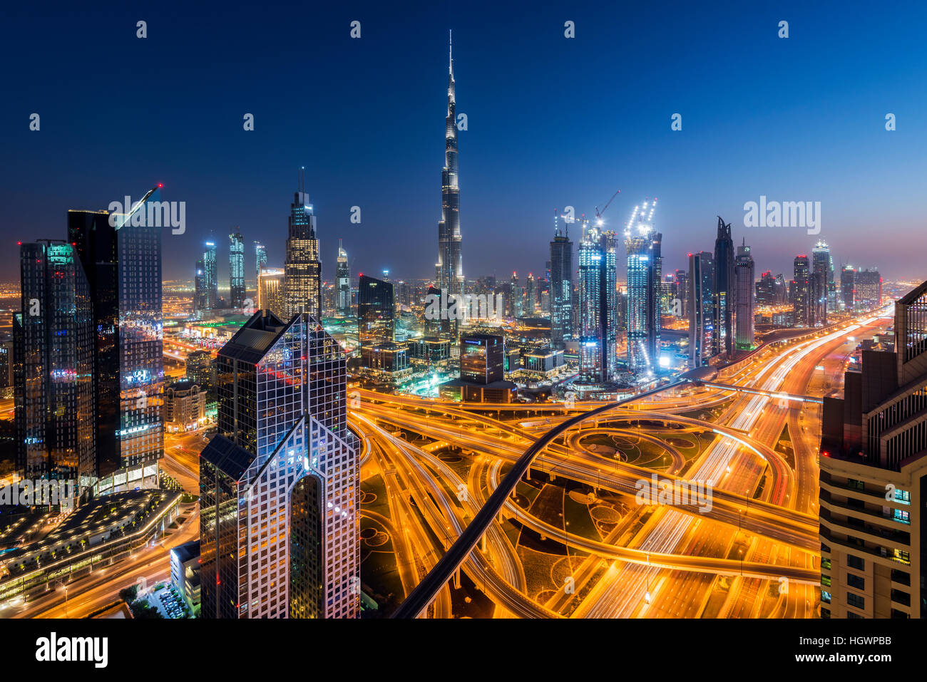 Die Skyline Nacht Innenstadt mit Wolkenkratzer Burj Khalifa und Kreuzung Sheikh Zayed Road, Dubai, Vereinigte Arabische Emirate Stockfoto