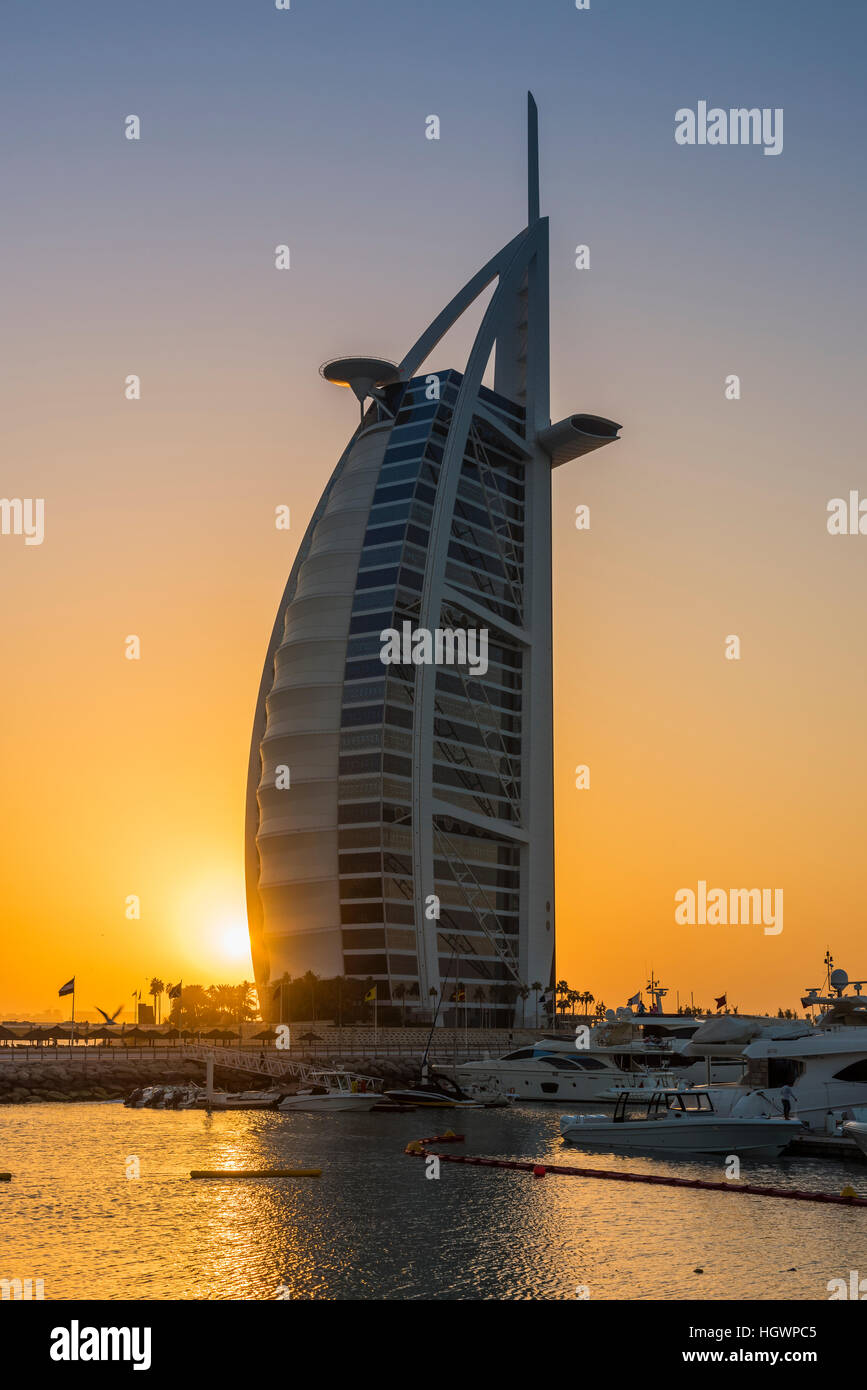 Burj Al Arab Luxushotel Bei Sonnenuntergang Dubai Vereinigte Arabische Emirate Stockfotografie Alamy