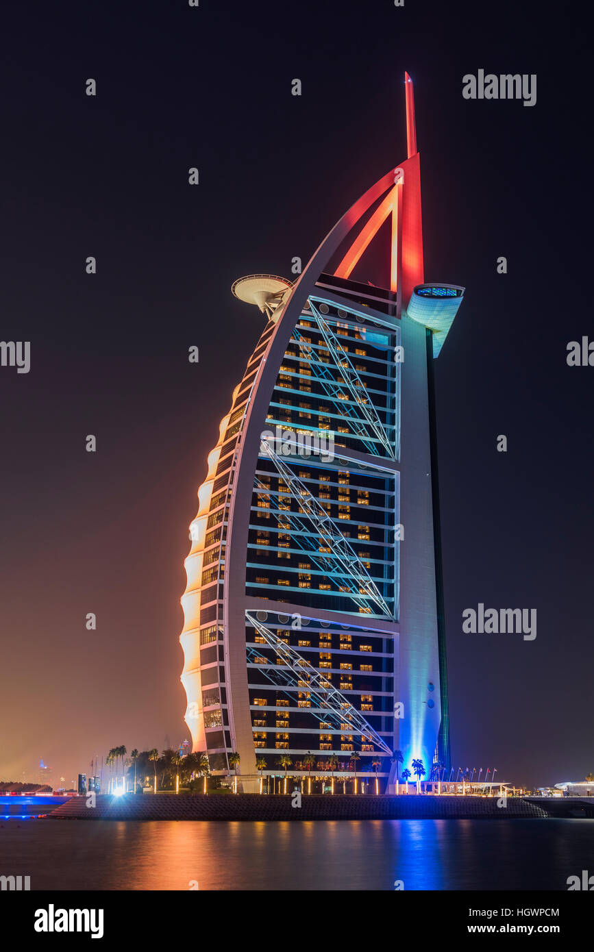 Nachtansicht des Luxushotel Burj Al Arab, Dubai, Vereinigte Arabische Emirate Stockfoto