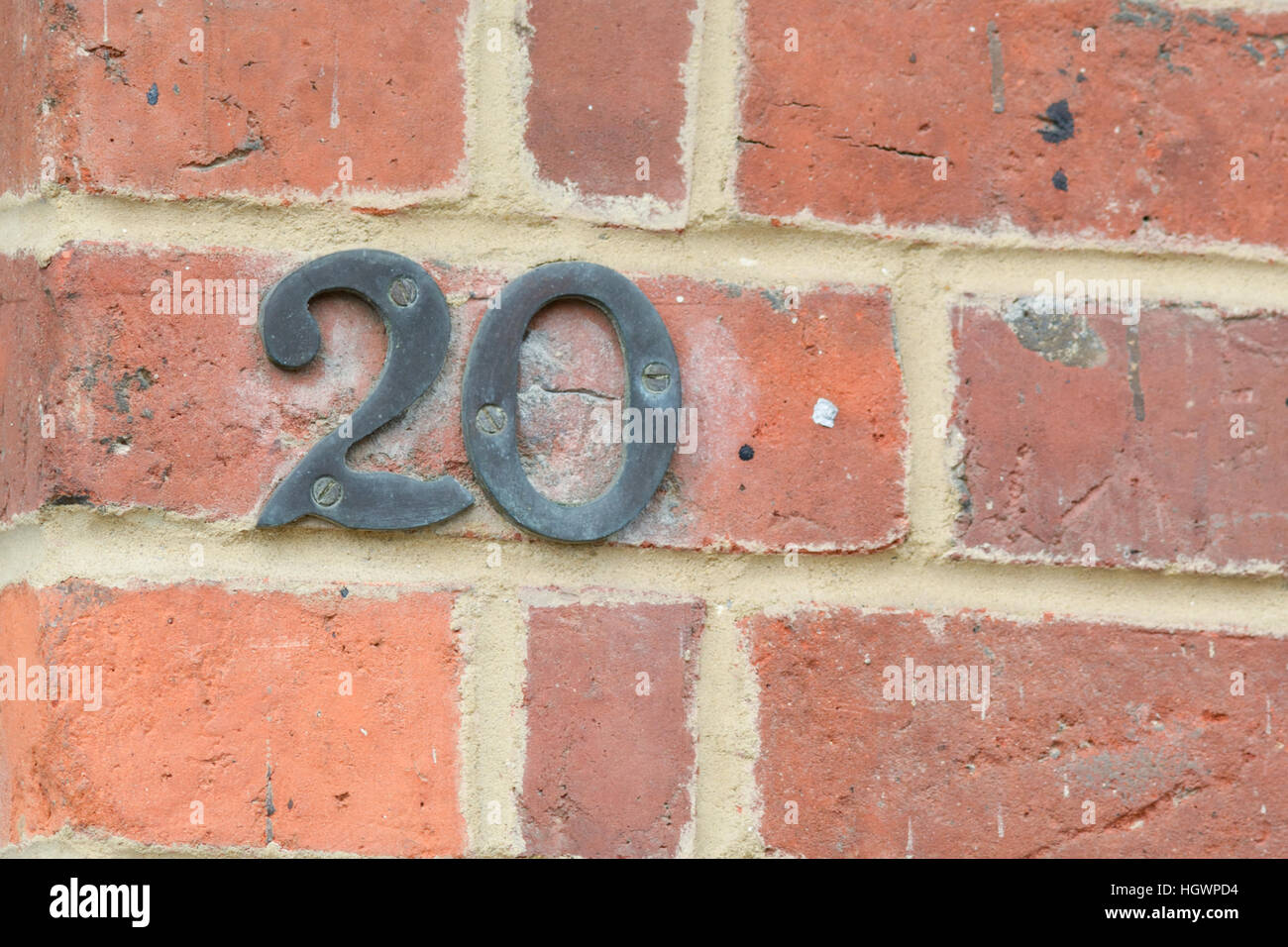 Haus Nummer 20 Zeichen an roten Ziegelmauer befestigt Stockfoto