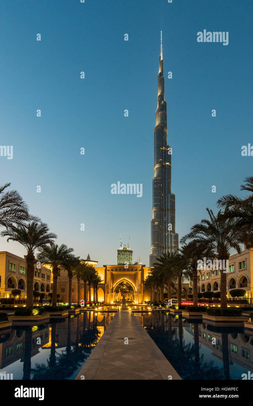 Nachtansicht des Luxushotels Palace Downtown Dubai Wolkenkratzer Burj Khalifa, Dubai, Vereinigte Arabische Emirate Stockfoto