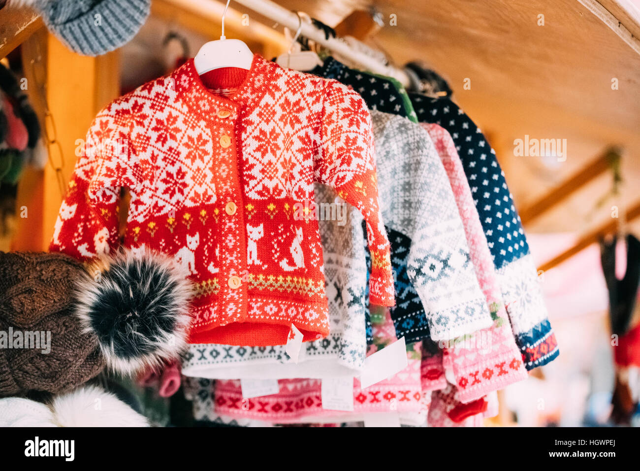 Verschiedene bunte gestrickte Pullover traditionellen europäischen warme Kleidung im Winter Weihnachtsmarkt. Souvenir aus Europa. Stockfoto