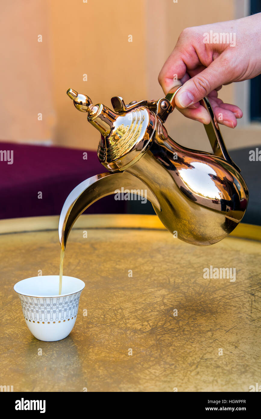 Kaffee serviert mit traditionellen arabischen Kaffeekanne in einem Kaffee Ort, Al Ain, Vereinigte Arabische Emirate Stockfoto
