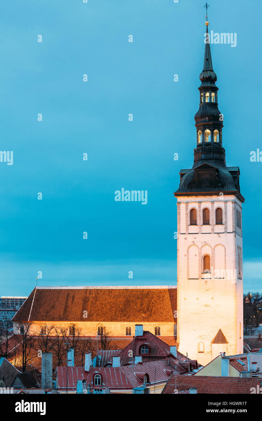 Traditionelle alte antike Architektur im historischen Bezirk von Tallinn, Estland. St. Nikolaus Kirche - Niguliste Kirik ist eine mittelalterliche Kirche im Winter Ev Stockfoto