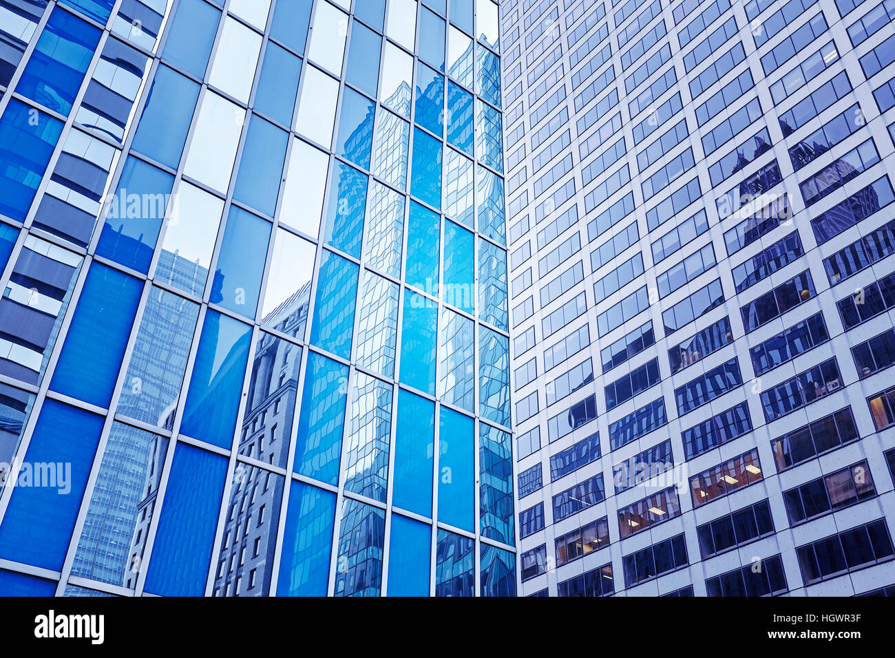Farbe getönt Nahaufnahme Foto Wolkenkratzer in Chicago, betriebswirtschaftlichen Hintergrund. Stockfoto