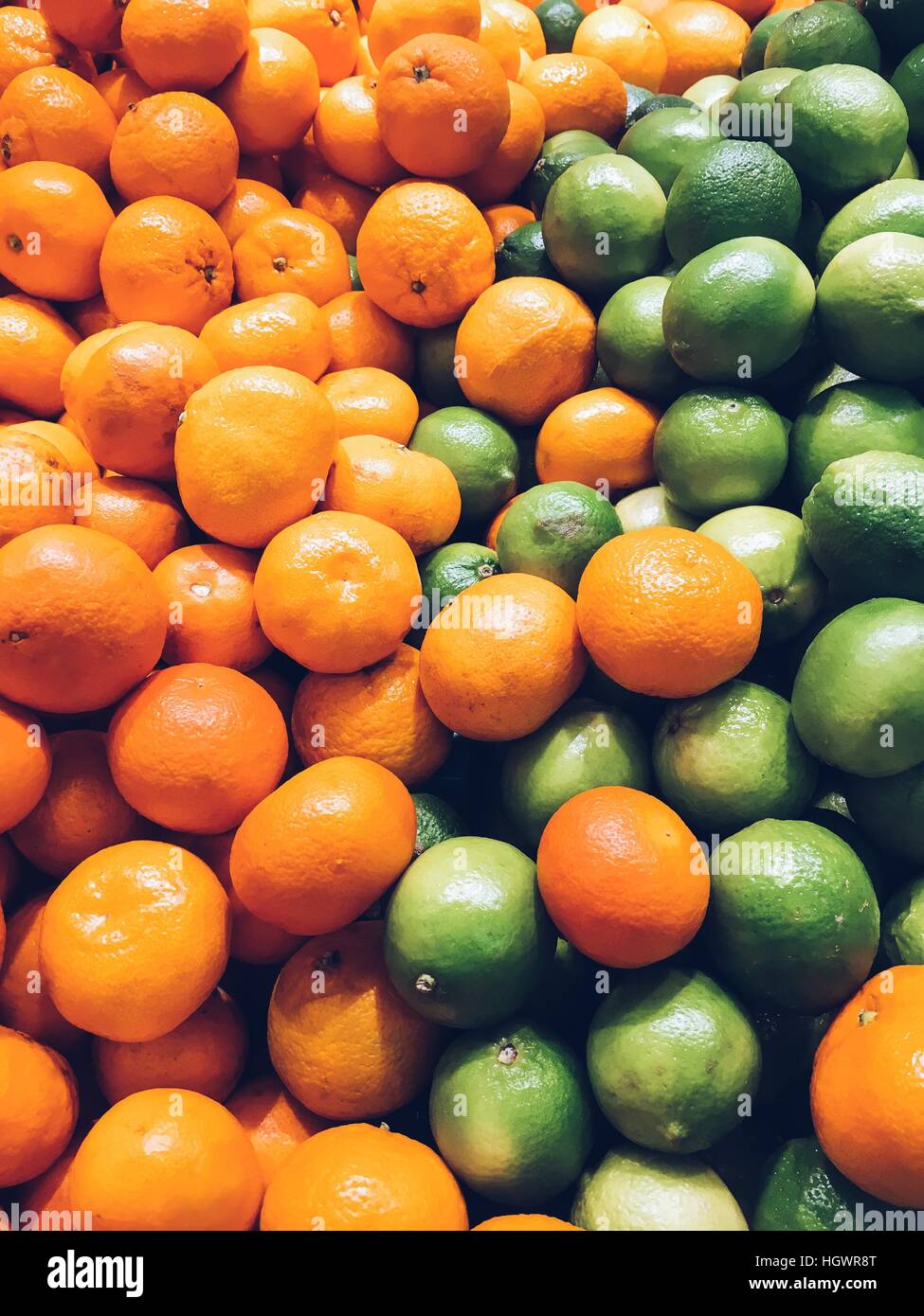 Kalk und Mandarinen Zitrusfrüchte im Obstmarkt Stockfoto