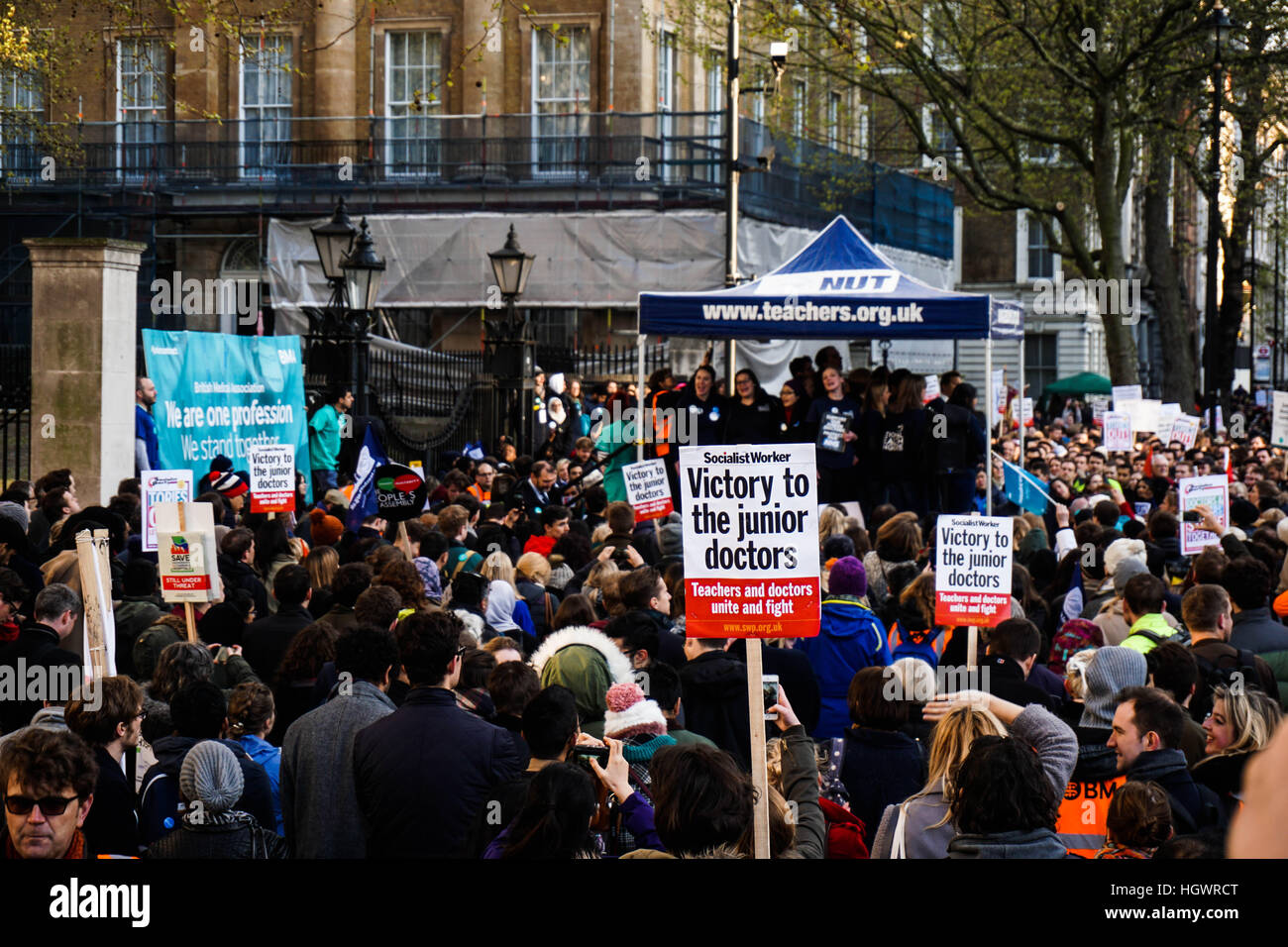 Ein junior Arzt hält ein Plakat, die sagen: "Der Sieg für die Ärzte in der Ausbildung" bei einem junior Arzt Protest in London gegen Jeremy Hunt-Vertrag Stockfoto