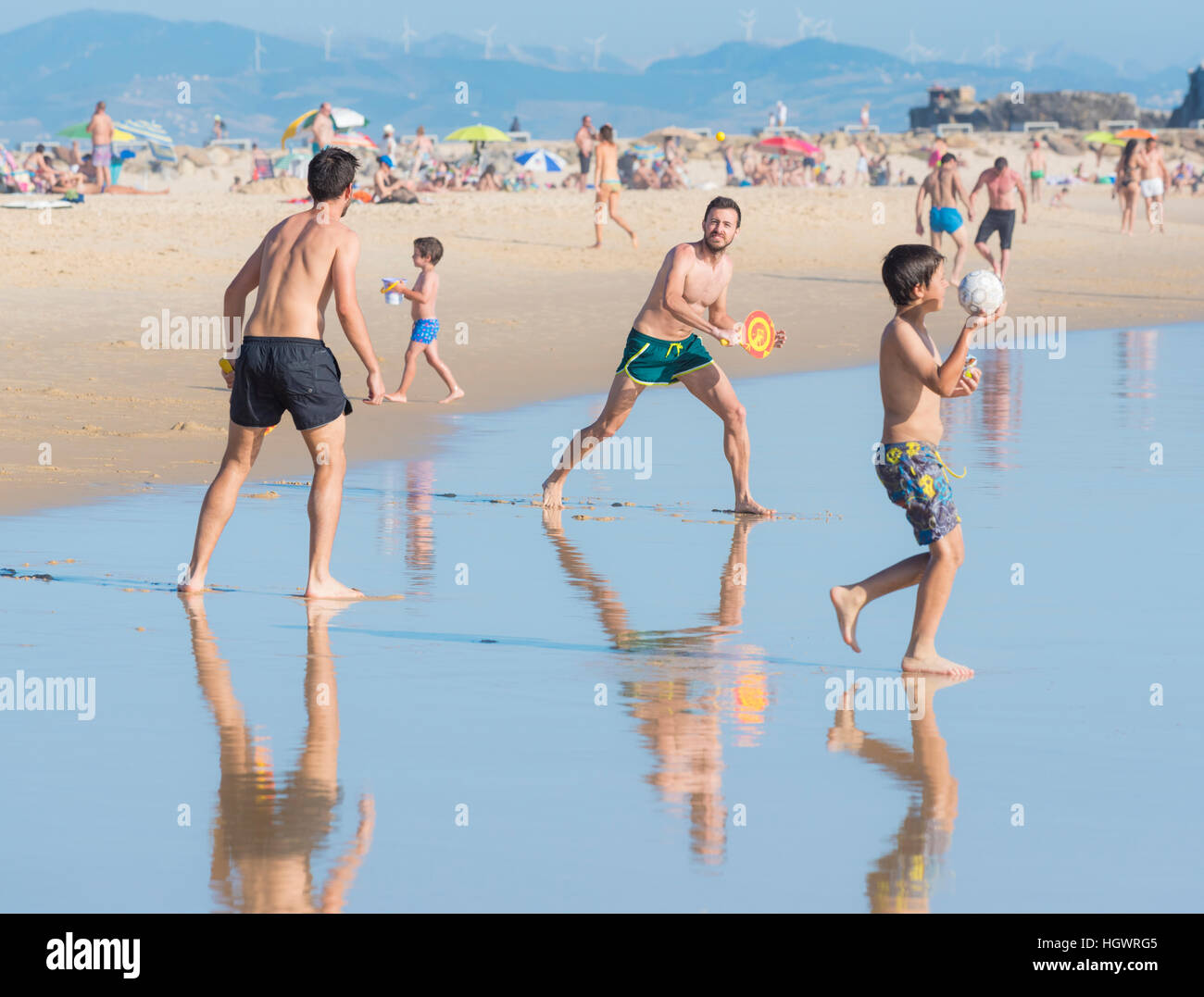 Menschen, die das Strandleben genießen. Tarifa, Cádiz, Costa De La Luz, Andalusien, Südspanien. Stockfoto
