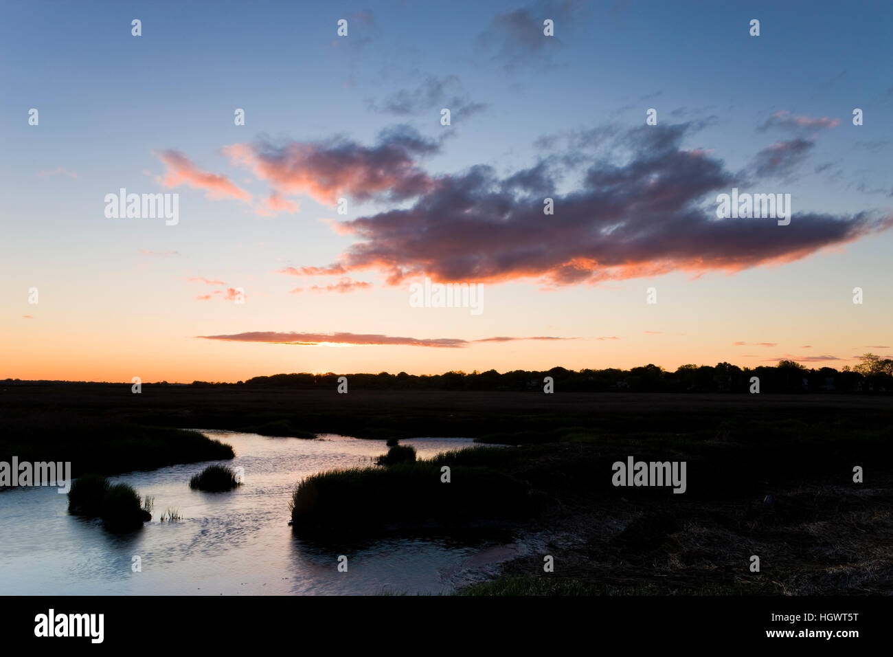 Der Salz-Sumpf-Seite von Long Beach in Stratford, Connecticut.  Dawn. Dieses Gewässer ist bekannt als Lewis Gut und grenzt an die große Wiesen-Einheit Stockfoto