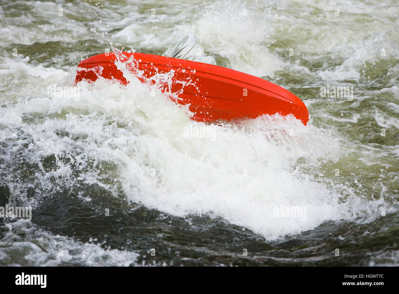 Ein Kajakfahrer spielt in einem Loch in der Tariffville Schlucht am Farmington River in Tariffville, Connecticut.  Klasse III Wildwasser. Stockfoto