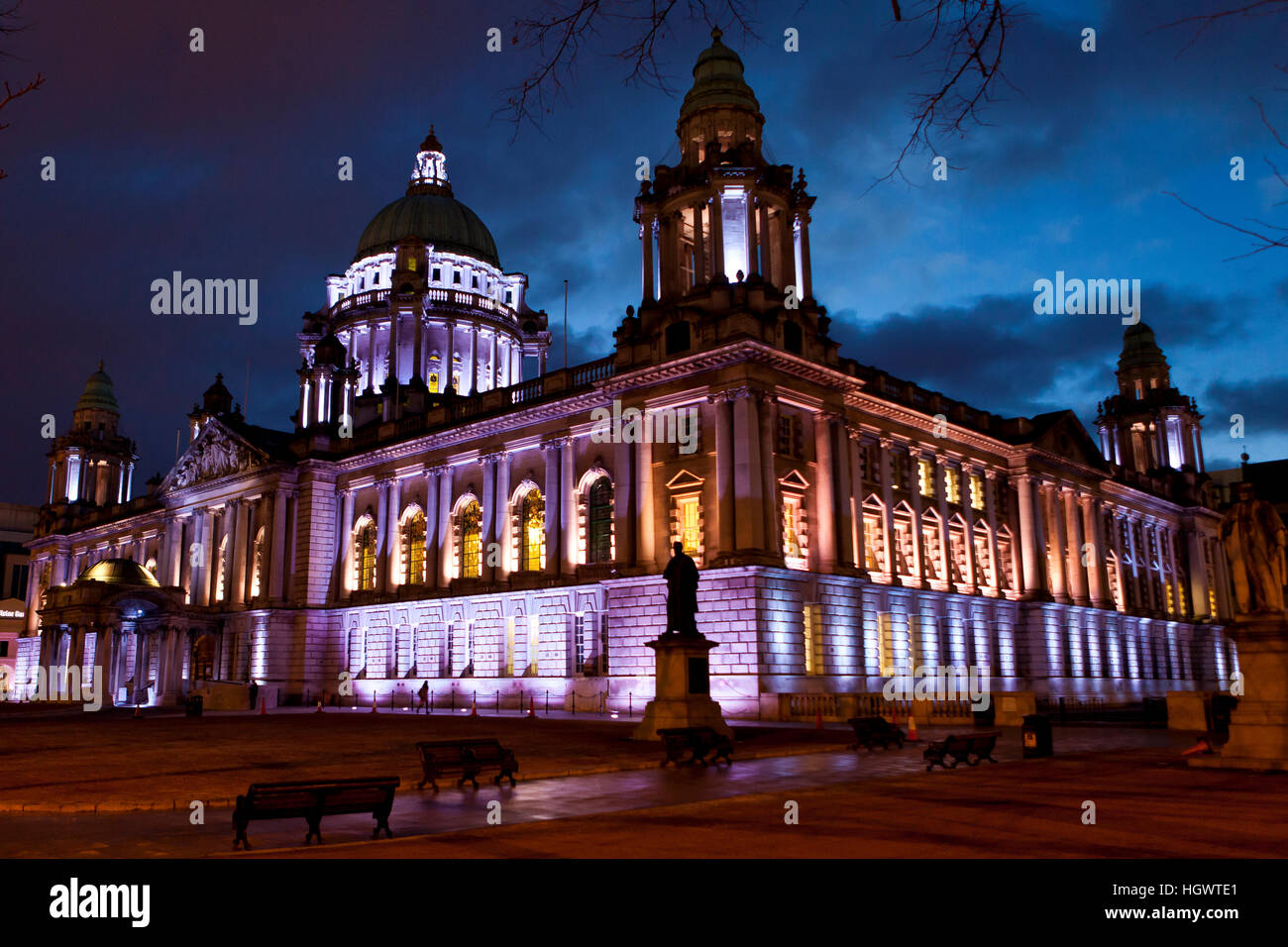 Belfast Irland 13. Januar 2017. Der Belfast City Hall in lila Licht beleuchtet. Bonzo/Alamy Live-Nachrichten Stockfoto