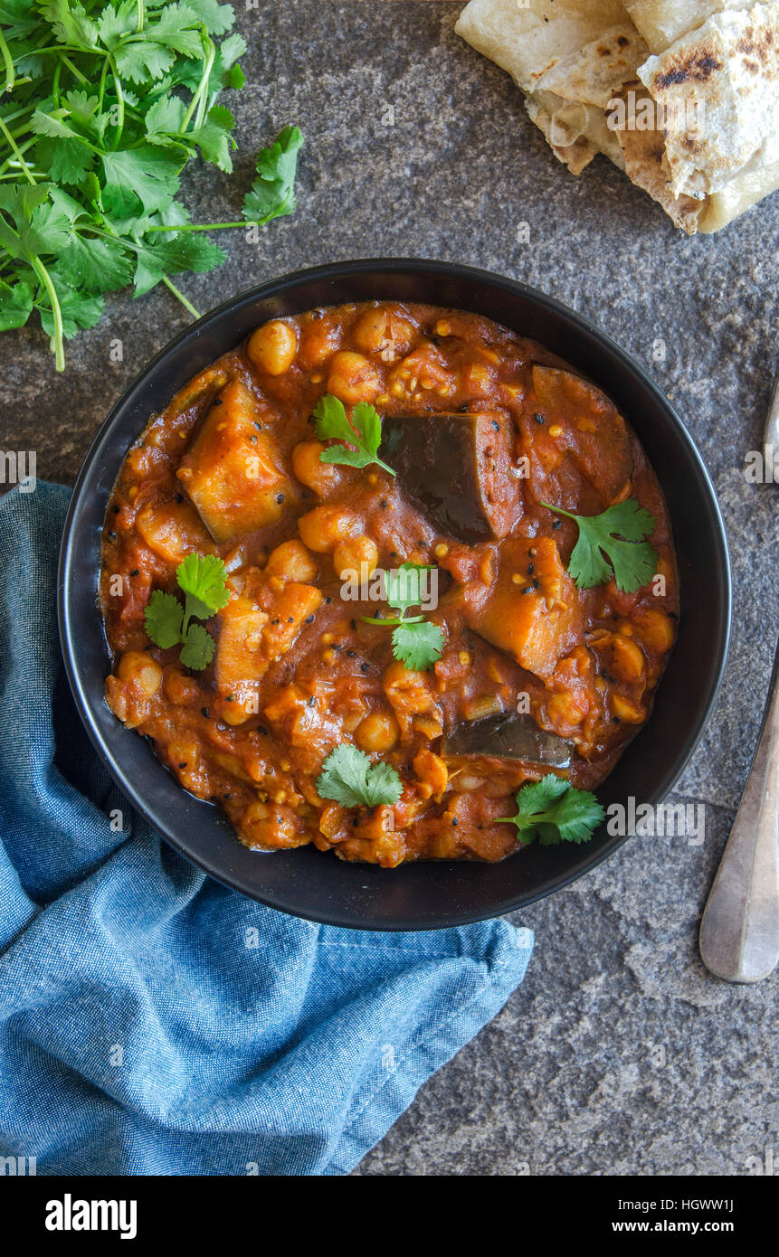 Aubergine und Kichererbsen Madras garniert mit Koriander ...