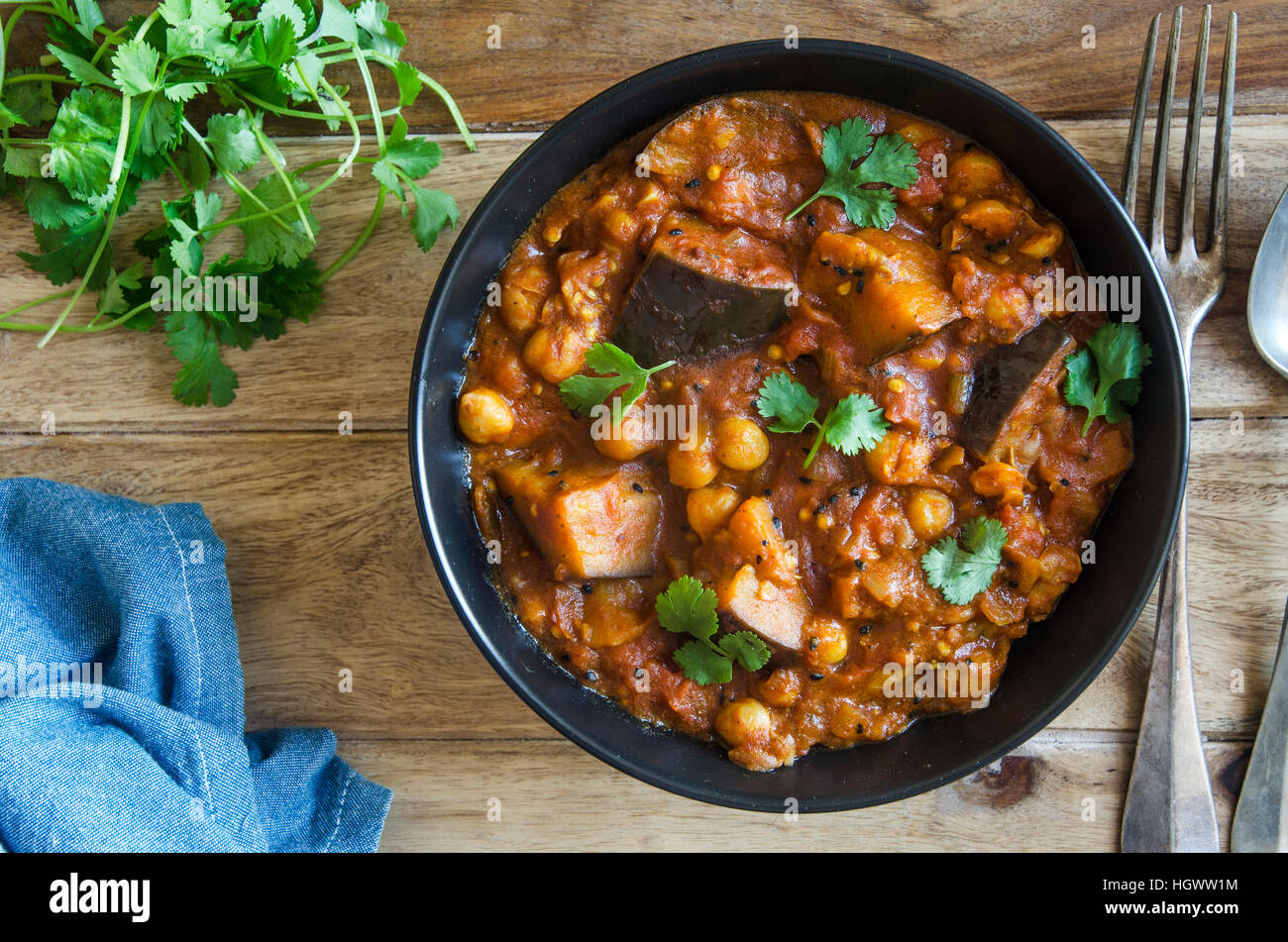 Aubergine und Kichererbsen Madras garniert mit Koriander Stockfoto