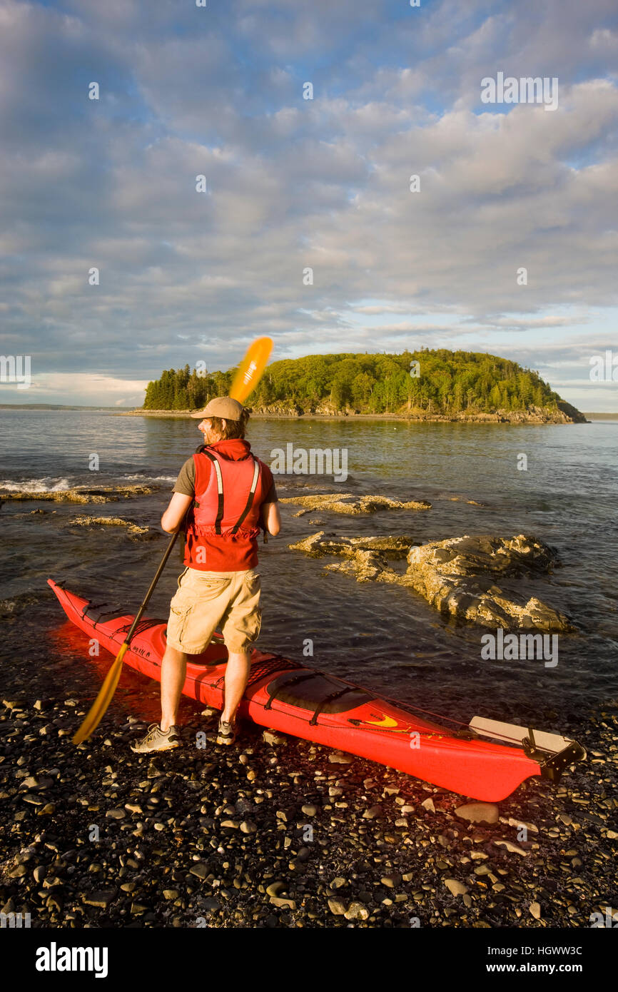 Ein Kajakfahrer in der Porcupine-Inseln im Maines Acadia National Park.  Bar Harbor. Stockfoto