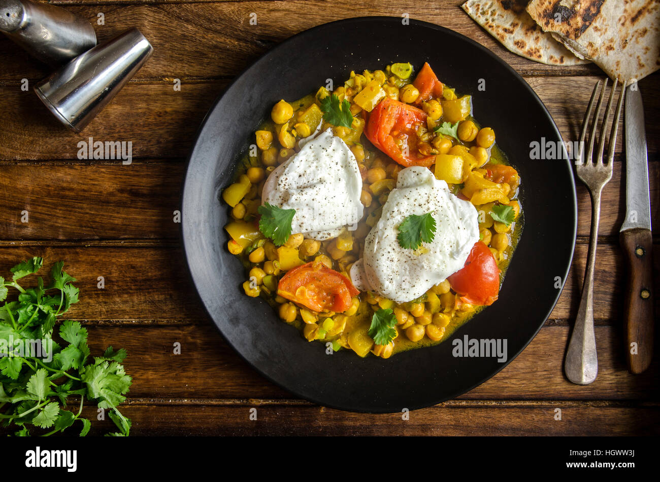 Indische Kichererbsen mit pochierten Eiern und Chapatis Brot ...