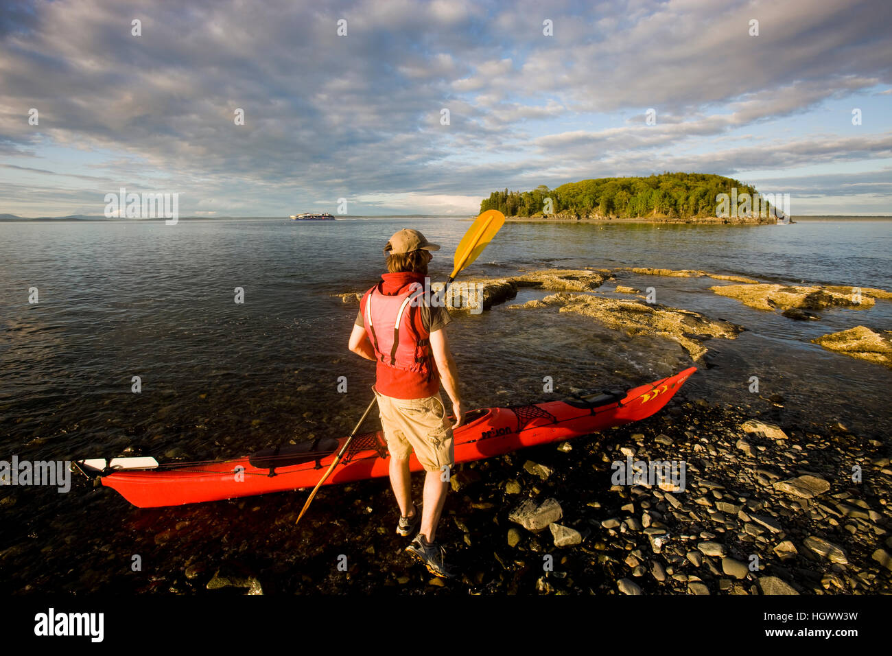 Ein Kajakfahrer in der Porcupine-Inseln im Maines Acadia National Park.  Bar Harbor.  -Modell veröffentlicht. Stockfoto