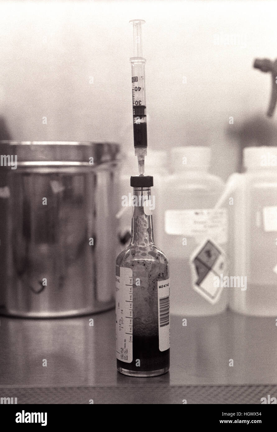 Flasche mit Spritze im Krankenhaus-Pathologie-Abteilung Stockfoto