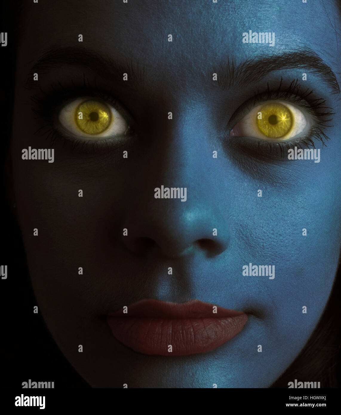 Blaue Frau mit großen gelben Augen Stockfoto