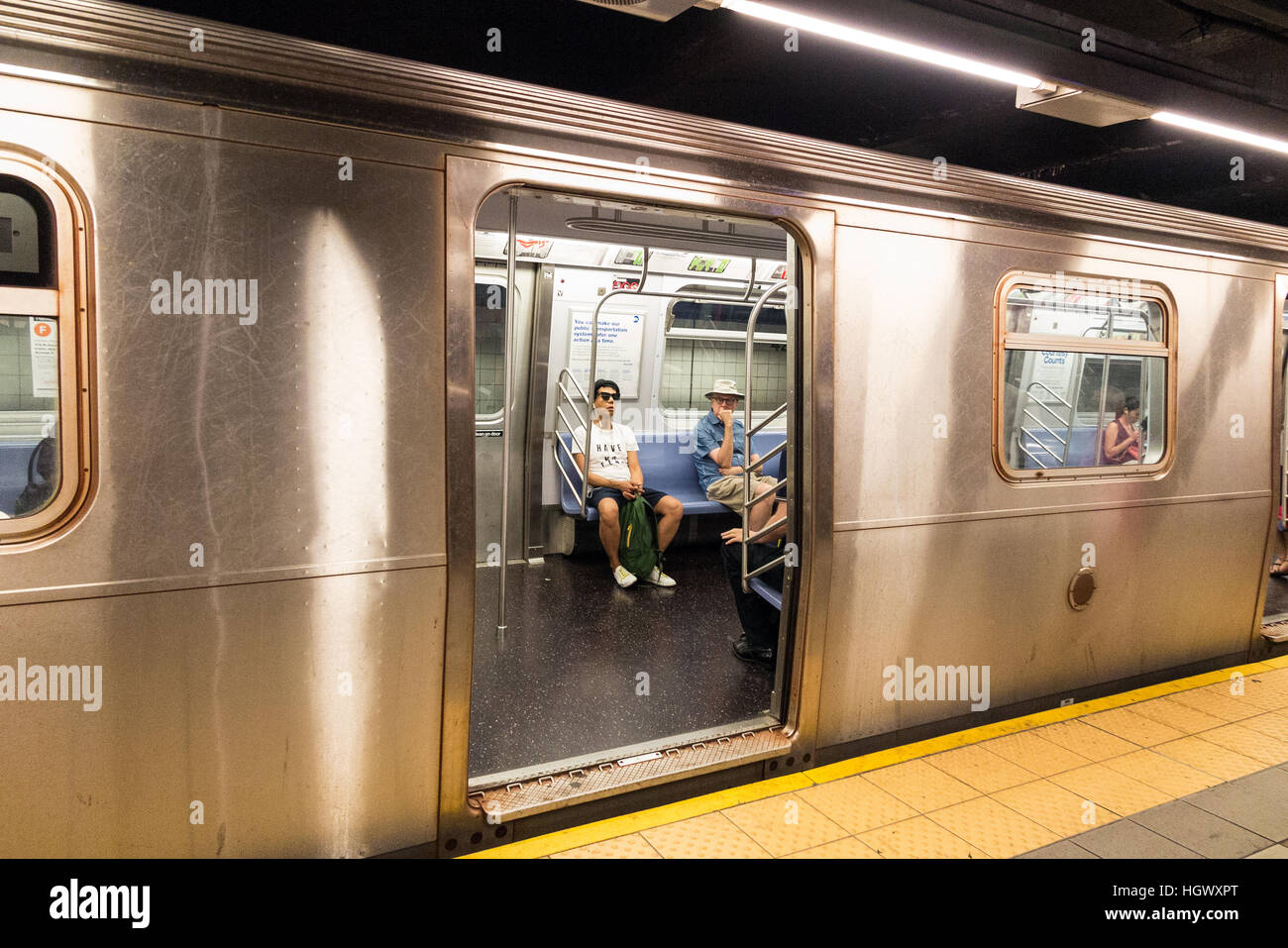 Leute mit einer öffentlichen u-Bahn / u-Bahn in New York City, USA Stockfoto