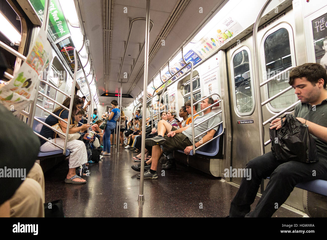 Leute mit einer öffentlichen u-Bahn / u-Bahn in New York City, USA Stockfoto