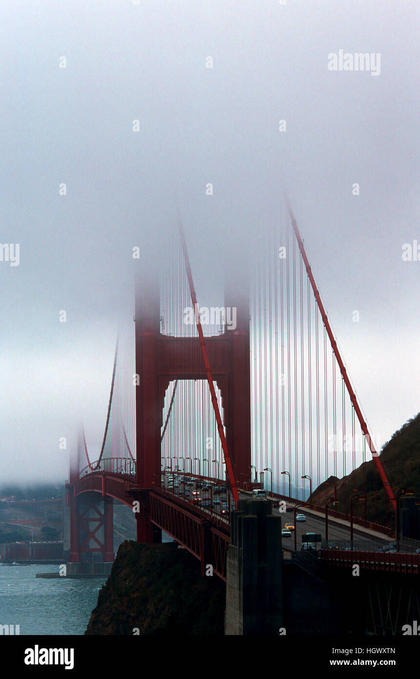 Niedrige Wolken an der Golden Gate Bridge Stockfoto