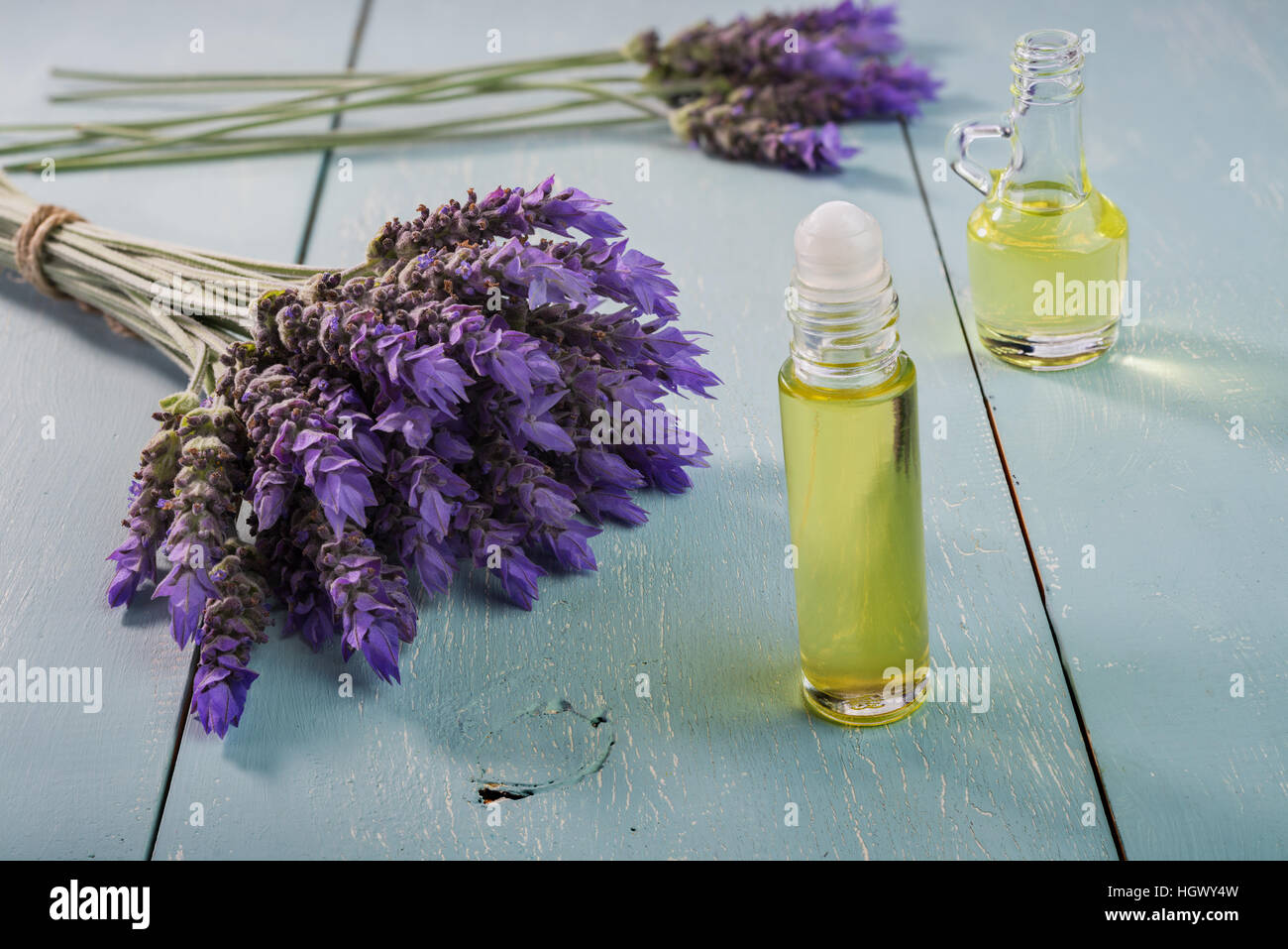 Bundle aus Lavendelblüten und ätherisches Öl auf Vintage Holz-Hintergrund Stockfoto